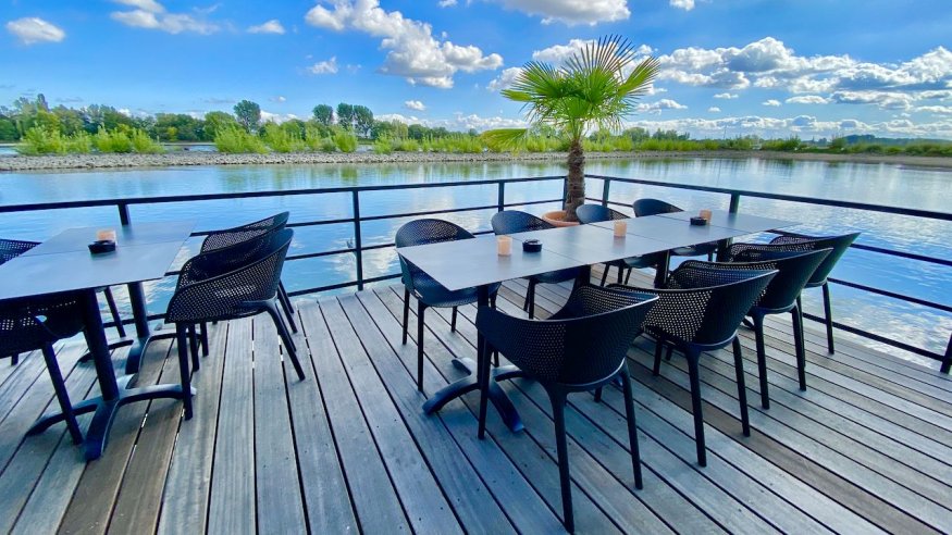 Veedelstreff im Biergarten des Sürther Bootshaus