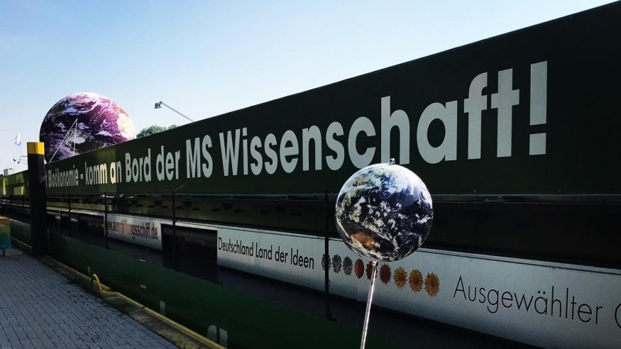 "Unser Universum" - Wissenschaftsausstellung auf der MS Wissenschaft