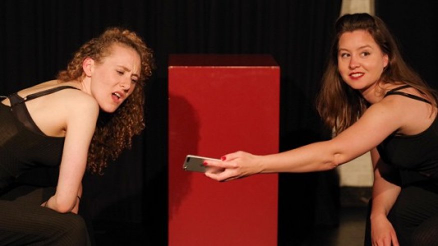 "White Power Barbies" im Horizont-Theater