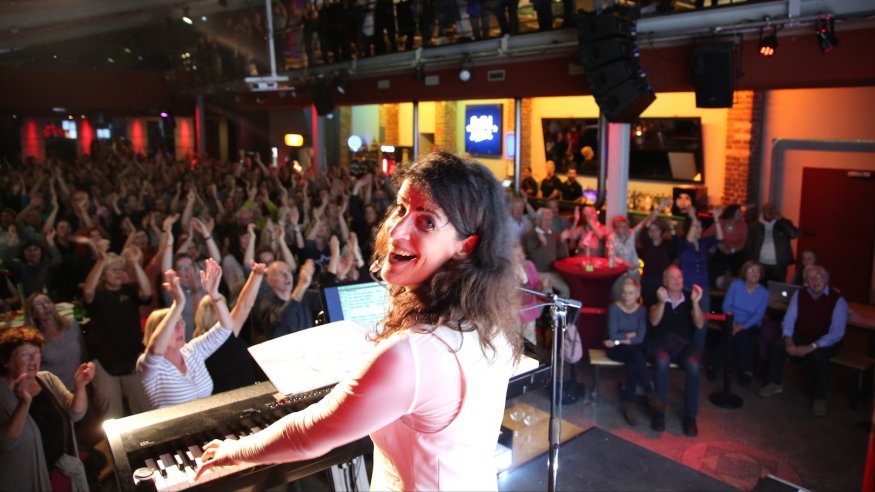 Frau Höpker bittet zum Gesang - Open Air am Rheinauhafen