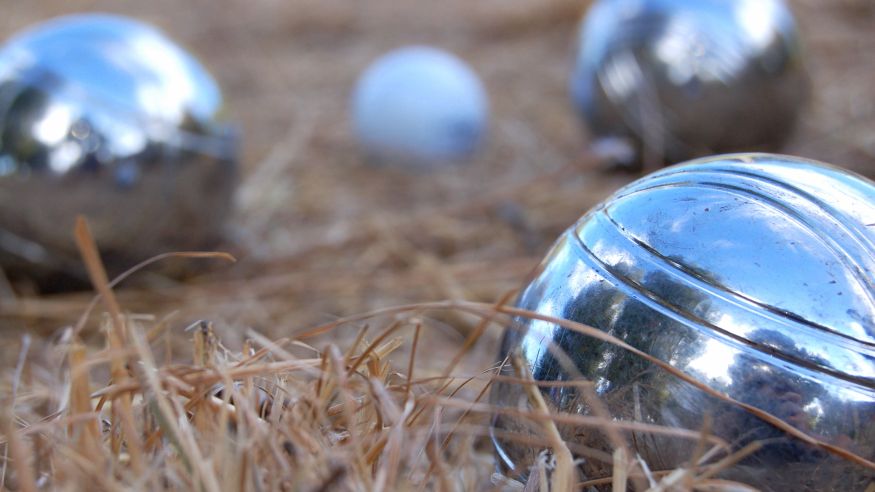 Boule mit Rotwein, Baguette und Käse im Park