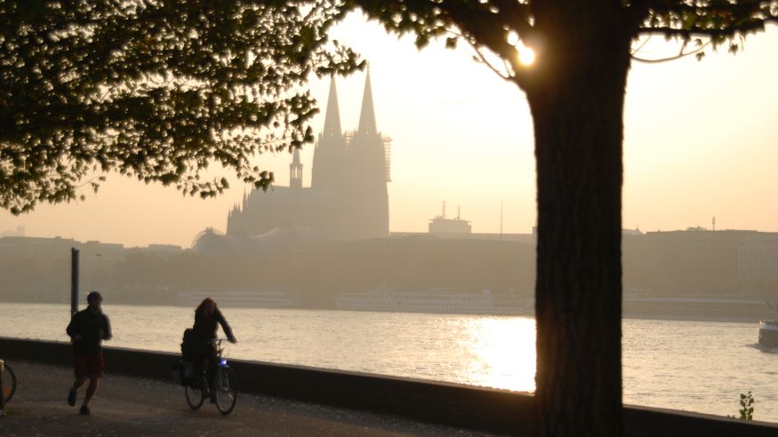 Stadtwanderung durch den Rheinpark nach Mülheim