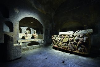 Besichtigung eines archäologischen Schatzes im Dornröschen-Schlaf: Das Weidener Römergrab
