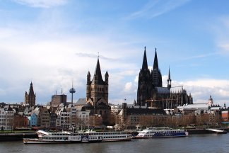 Stadt-Waldwanderung am Rhein entlang mit Blick auf den Dom
