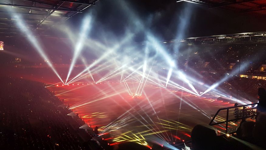 Loss mer Weihnachtsleeder singe... im Rhein-Energie-Stadion