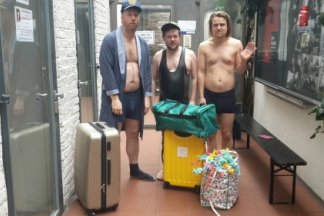 Theater im Bauturm: Sommerloch. Eine Reisewarnung - Literarische Anmaßungen von und mit LekyMichaelsenSchlenkrich